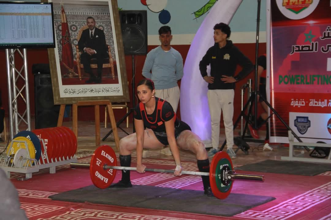 Imane sur le podium du championnat du Maroc de powerlifting